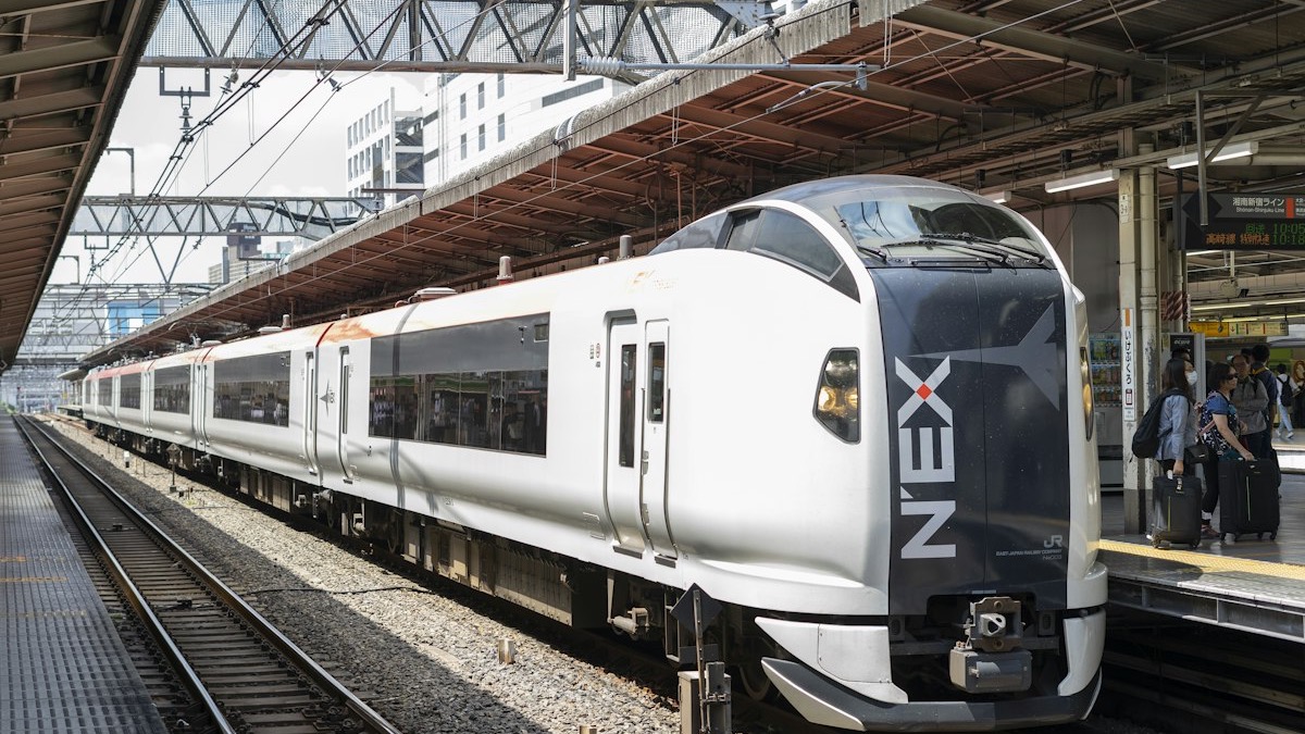 駅のホームに停まる成田エクスプレス（N'EX）